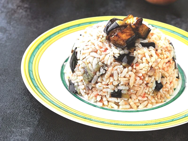 Zeytinyağlı Patlıcanlı Pilav Tarifi: Zeytinyağlı Patlıcanlı Pilav Nasıl Yapılır? | Lezzet